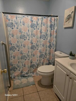 Een haardroger, handdoeken, zeep, toiletpapier