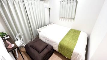 Apartamento familiar, vistas a la ciudad | Escritorio, espacio para trabajar con un portátil, cortinas opacas