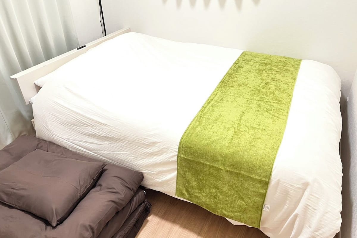 Schreibtisch, laptopgeeigneter Arbeitsplatz, Verdunkelungsvorhänge