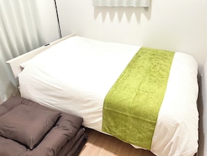 Escritorio, espacio para trabajar con un portátil, cortinas opacas
