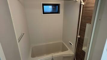 Apartamento familiar, vistas a la ciudad | Baño | Ducha y bañera combinadas, secador de pelo, toallas y jabón