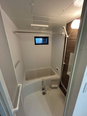 Combined shower/bathtub, hair dryer, towels, soap - Guest House Terukuni INN (Fukuoka)
