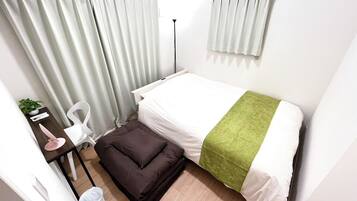 Apartamento familiar, vistas a la ciudad | Escritorio, espacio para trabajar con un portátil, cortinas opacas