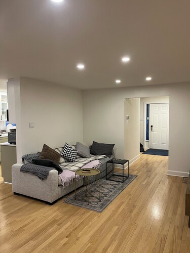 Charming 3-bedroom house in Ottawa with cool AC breeze. Family friendly