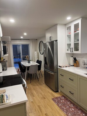 Microondas, horno, parrilla de estufa y lavavajillas 