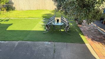 House, 3 Bedrooms | Tempat makan