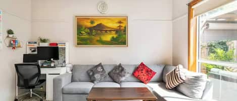House, 3 Bedrooms | Living room