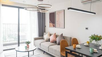 Apartamento luxo, 2 quartos, 2 banheiros, vista para o lago | Área de estar | Lareira, pisos aquecidos
