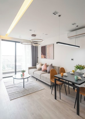 Apartemen Deluks, 2 kamar tidur, 2 kamar mandi, pemandangan danau | Area keluarga | Perapian dan lantai berpemanas