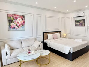 คอมฟอร์ทอพาร์ทเมนท์, เ ตียงควีนไซส์ 1 เตียง, วิวเมือง, ชั้นบน | ตู้นิรภัยในห้องพัก, ห้องพักตกแต่งอย่างมีเอกลักษณ์, ตกแต่งพิเศษโดยเฉพาะ