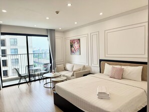 Appartement Confort, 1 grand lit, vue ville, dans la tour | Coffres-forts dans les chambres, décoration personnalisée