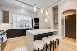 Private kitchen - Luxury Montrose 5 Bedroom Retreat Central Houston (Houston)