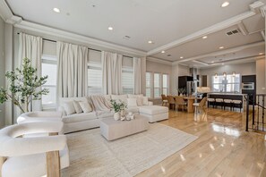 Living area - Luxury Montrose 5 Bedroom Retreat Central Houston (Houston)