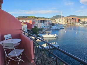 Outdoor dining - Luxury renovated house for 6 people, air-conditioned, with Wi-Fi and elevator (PORT GRIMAUD)