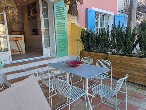 Outdoor dining - Elegant renovated house for 8 people, air-conditioned, with 14 m mooring and Wi-Fi (PORT GRIMAUD)