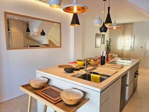 Interior - Elegant renovated house for 8 people, air-conditioned, with 14 m mooring and Wi-Fi (PORT GRIMAUD)
