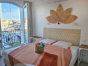 Free WiFi - Elegant renovated house for 8 people, air-conditioned, with 14 m mooring and Wi-Fi (PORT GRIMAUD)
