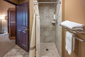 Bruser, hårtørrer, håndklæder, Sæbe