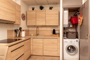 Fridge, microwave, dishwasher, toaster - Le Lavandou, One bedroom + cabin to rent for 4 people, view of the sea, direct access to the beach (LE LAVANDOU)
