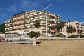 Exterior - Le Lavandou, One bedroom + cabin to rent for 4 people, view of the sea, direct access to the beach (LE LAVANDOU)