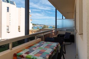 Outdoor dining - Le Lavandou, One bedroom + cabin to rent for 4 people, view of the sea, direct access to the beach (LE LAVANDOU)