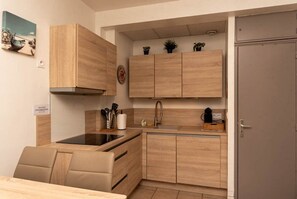 Fridge, microwave, dishwasher, toaster - Le Lavandou, One bedroom + cabin to rent for 4 people, view of the sea, direct access to the beach (LE LAVANDOU)