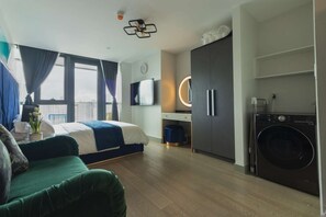 Deluxe Condo, City View | Blackout curtains, iron/ironing board, free WiFi - Century Spire Condominium  (Makati)