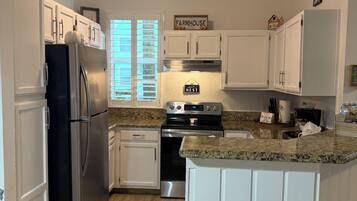 Un four, surface de cuisson, lave-vaisselle