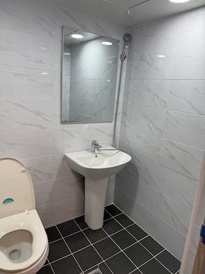 Kahden hengen deluxe-huone (yksi tai kaksi sänkyä), 2 keskisuurta parisänkyä, tupakointi kielletty | Kylpyhuone | Suihku, hiustenkuivaaja, pyyhkeet, saippua