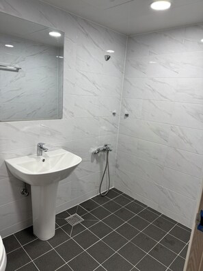 Basic Double Room, 1 Queen Bed, Non Smoking, Air conditioning | Bathroom - Designers Stay Busan (Busan)