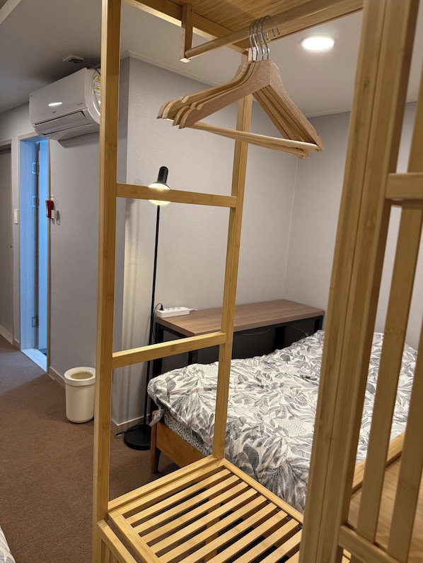 Kahden hengen deluxe-huone (yksi tai kaksi sänkyä), 2 keskisuurta parisänkyä, tupakointi kielletty | Äänieristys, ilmainen Wi-Fi