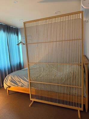 Eenvoudige tweepersoonskamer, 1 queensize bed, niet-roken, airconditioning | Geluiddichte muren, gratis wifi