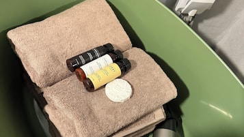 Chambre Deluxe Double ou avec lits jumeaux, 2 grands lits, non-fumeur, salle de bains privée | Équipements de salle de bain