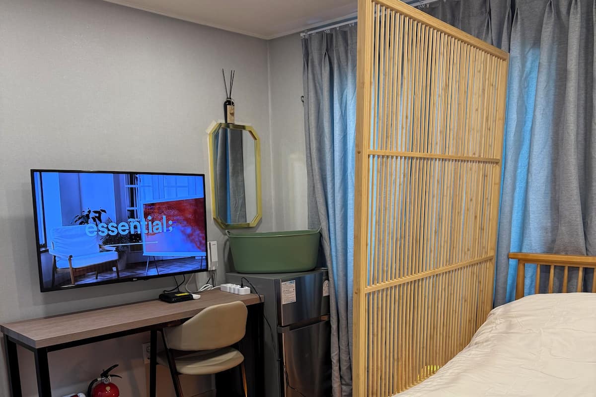 Habitación básica doble, 1 cama Queen size, para no fumadores, aire acondicionado | Insonorización y wifi gratis 
