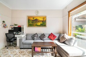 Shared Dormitory, 1 Bedroom | Living room - Room-spacious Room With Perfect Location (Melbourne)
