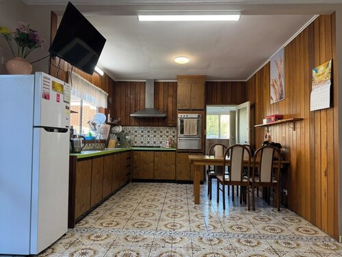 Room-spacious Room in Sunshine Walk to s