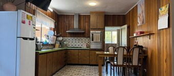 Room-spacious Room in Sunshine Walk to s