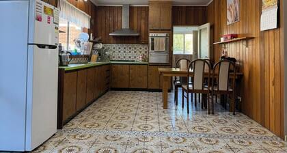 Room-spacious Room in Sunshine Walk to s