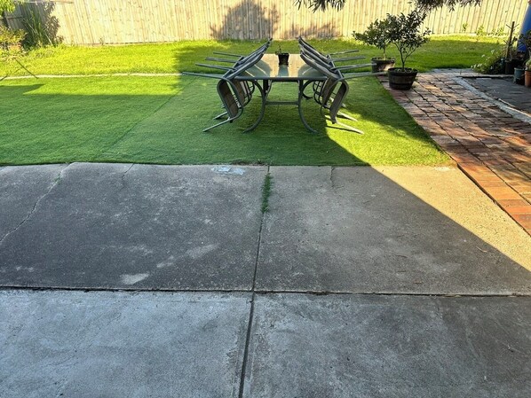 Shared Dormitory, 1 Bedroom | Garden - Room-spacious Room in Sunshine Walk to s (Melbourne)