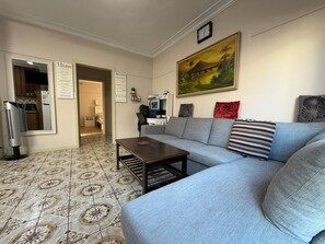 Shared Dormitory, 1 Bedroom | Living room - Room-spacious Room in Sunshine Walk to s (Melbourne)