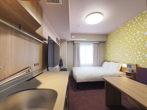 Double Room, Non Smoking, Kitchen (Washing machine & Microwave Included) | Meja, ruang kerja komputer riba, Wi-fi percuma 