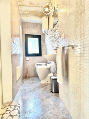 Doccia, asciugacapelli, bidet, asciugamani