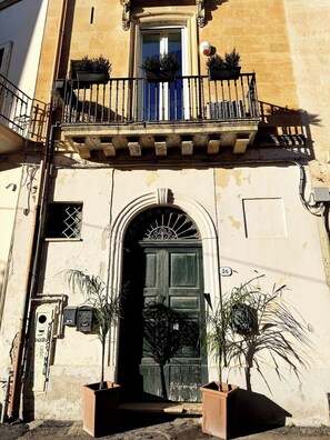 Exterior detail - Sottolavolta House - Wonderful and Authentic (Lecce)