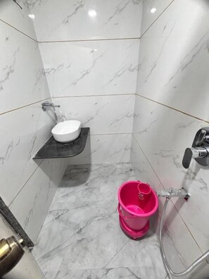 Ducha, toallas, jabón y champú