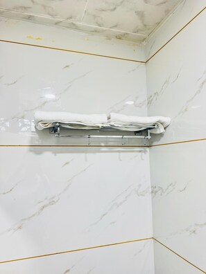 Ducha, toallas, jabón y champú