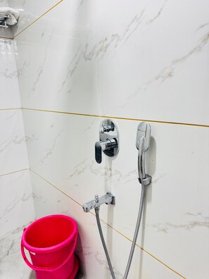 Ducha, toallas, jabón y champú