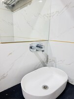 Ducha, toallas, jabón, shampoo