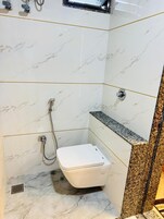 Ducha, toallas, jabón y champú