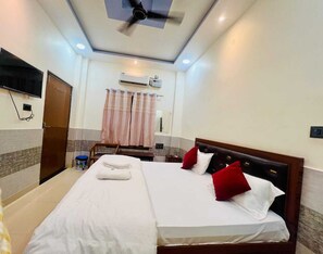 Deluxe Double Room | Desk, free WiFi - Gitanshi Palace (Ayodhya)