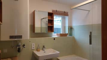 Haartrockner, Handtücher, Seife, Toilettenpapier